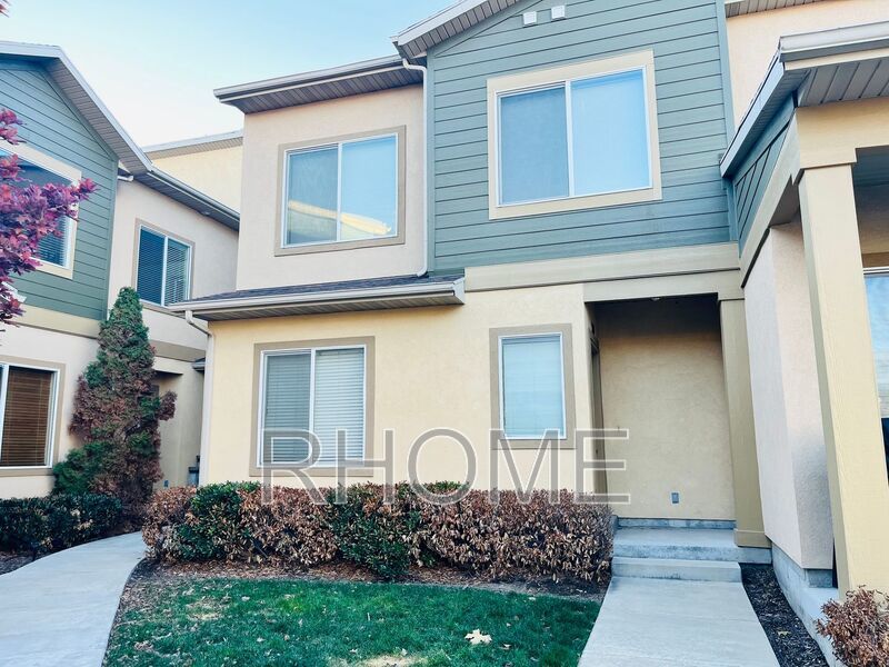 Bright and Spacious 3bd 2bath Townhome property image
