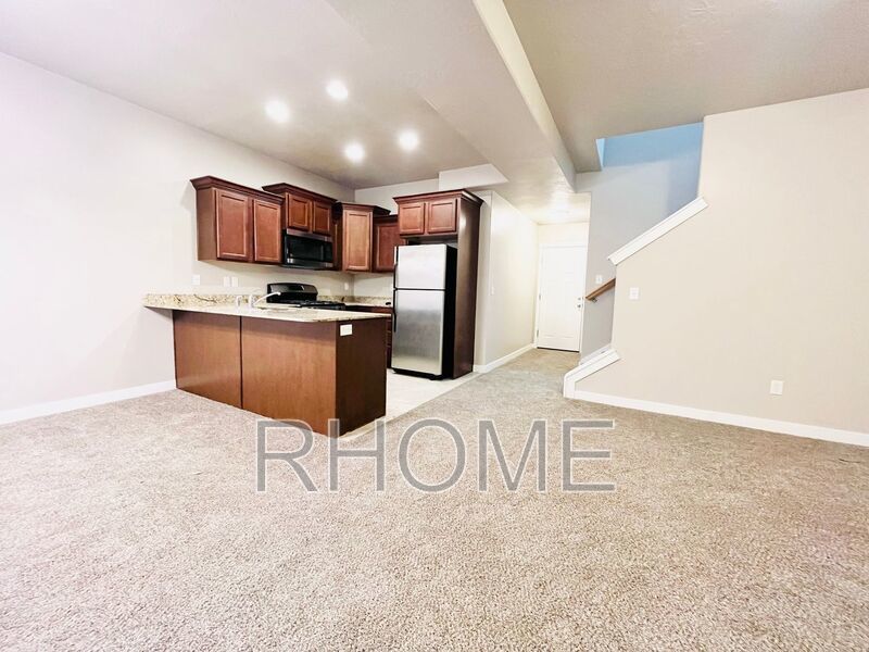 Bright and Spacious 3bd 2bath Townhome property image
