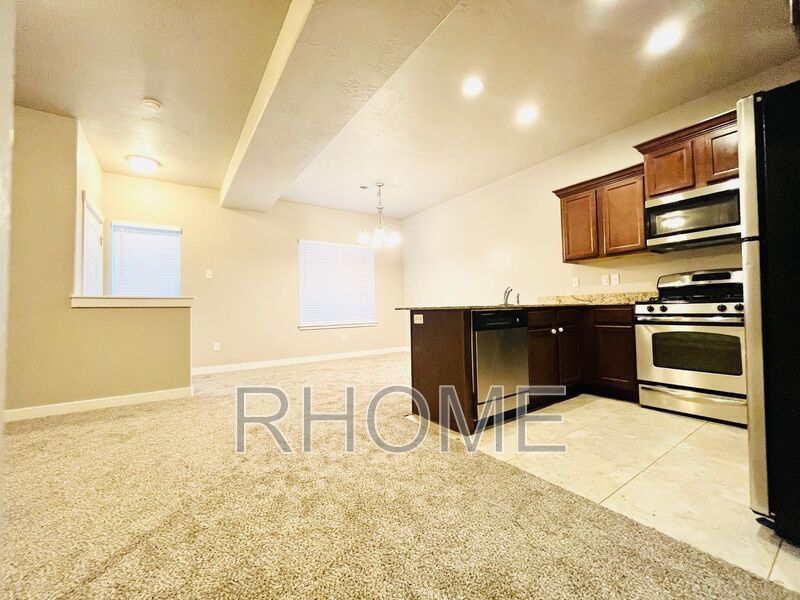 Bright and Spacious 3bd 2bath Townhome property image