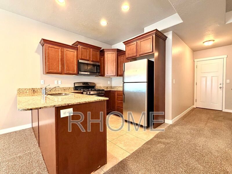 Bright and Spacious 3bd 2bath Townhome property image