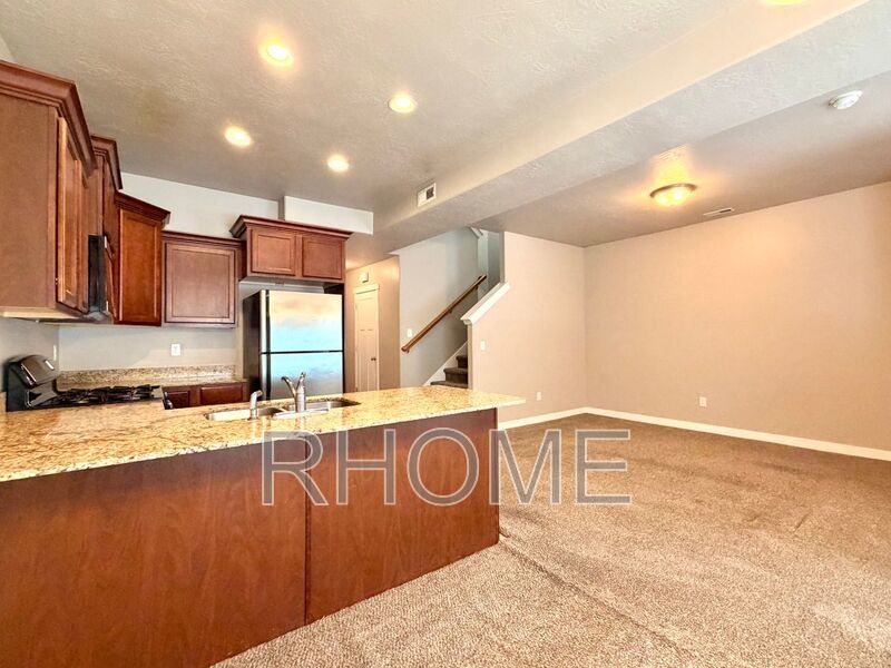 Bright and Spacious 3bd 2bath Townhome property image
