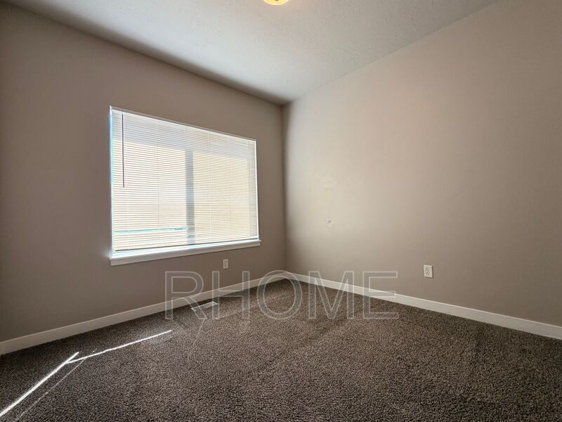 Bright and Spacious 3bd 2bath Townhome property image