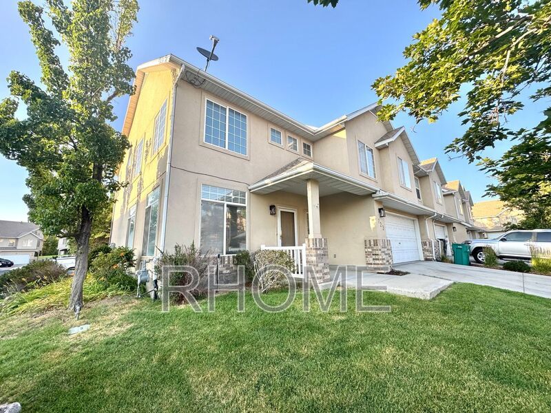 Amazing 4 Bed 2.5 Bath Townhome In Sandy property image