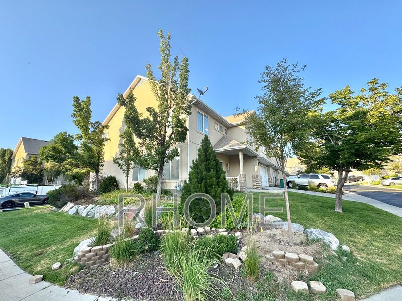 Amazing 4 Bed 2.5 Bath Townhome In Sandy property image